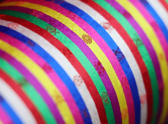 지난 15일 충남 공주시 유구읍 동원직물 공장에 작업을 마친 색동 원단. 백소아 기자 thanks@hani.co.kr