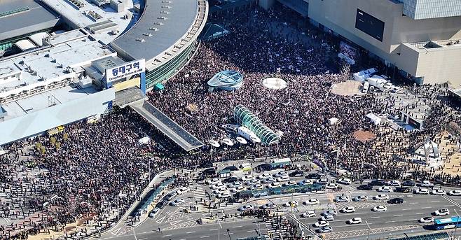 지난 2월8일 오후 동대구역 광장에서 개신교 단체 세이브코리아가 국가비상기도회를 열고 윤석열 대통령 탄핵 반대와 석방을 촉구하고 있다. 연합뉴스