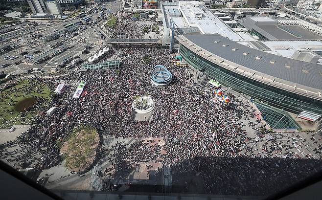 21일 대구 동구 동대구역 광장에서 국민의힘 \'야당탄압·독재정치 국민 규탄대회\'가 열리고 있다. 연합뉴스