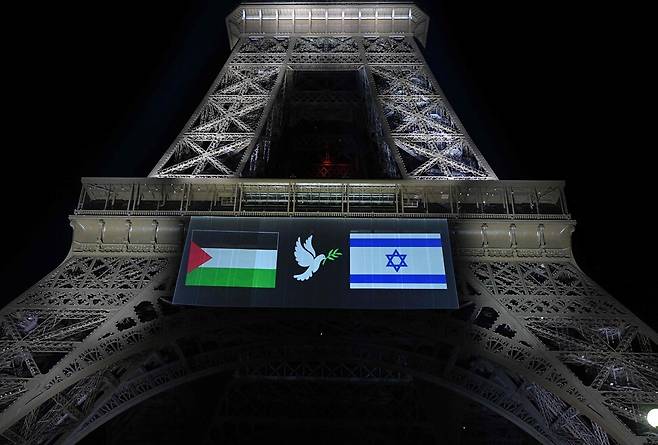 21일 프랑스 파리 에펠탑에 이스라엘과 팔레스타인 국기와 함께 평화를 상징하는 비둘기의 이미지를 함께 비춘 모습. AFP 연합뉴스