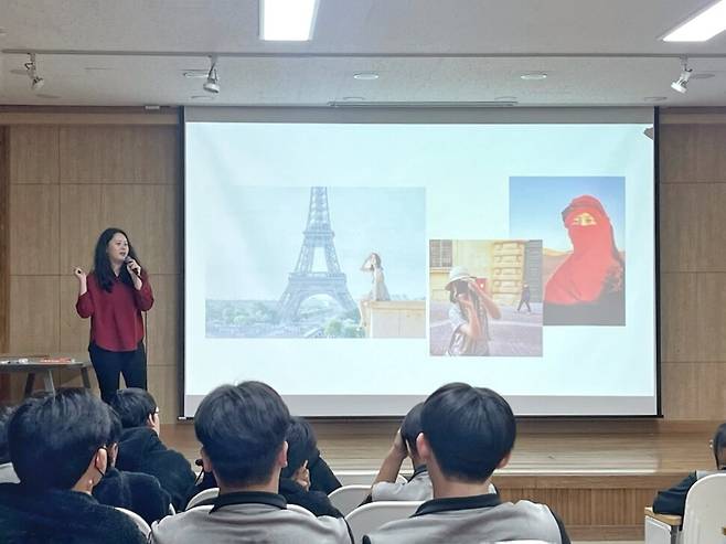서지선 강사는 “우리가 현재 향유하는 모든 문화와 역사가 모두 지리에서부터 출발했다“며 “지리를 통해 다양한 지역에 대한 맥락을 읽으면 세상을 더 따뜻한 시각으로 바라볼 수 있고, 글로벌한 성장의 기회도 더 만들 수 있다”고 말했다. 사진은 서씨가 학생들을 대상으로 강의하는 모습. 서지선 제공