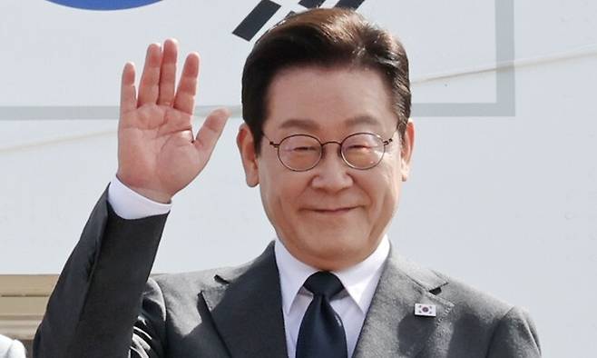 유엔총회 참석차 출국하는 이재명 대통령과 김혜경 여사가 22일 성남 서울공항에서 공군 1호기에 탑승하며 환송객들을 향해 인사하고 있다. 연합뉴스