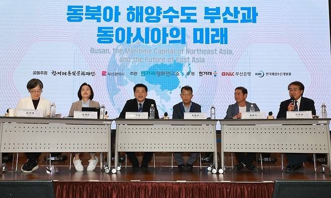 제21회 한겨레-부산 국제심포지엄이 22일 오후 부산 해운대구 벡스코에서 열려 ‘한반도 평화를 위한 대화’를 주제로 라운드테이블이 진행되고 있다. 왼쪽부터 김성경 서강대학교 교수, 김재연 진보당 상임대표, 김준형 조국혁신당 국회의원, 김종대 전 국회의원, 정욱식 한겨레평화연구소장, 진희관 인제대학교 교수가 토론하고 있다. 정용일 선임기자 yongil@hani.co.kr