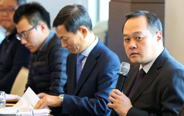 2018 평창동계올림픽 대한민국 선수단장을 맡은 김지용(오른쪽) 국민대 이사장이 2017년 12월 21일 서울 성북구 국민대에서 열린 기자간담회에서 인사말을 하고 있다. 연합뉴스