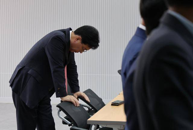 송언석 국민의힘 원내대표가 18일 오후 서울 여의도 국민의힘 중앙당사에서 열린 긴급 의원총회 전 생각에 잠겨있다. 이날 김건희 특검은 국민의힘 당사와 당원 명부 데이터베이스 관리 업체에 대한 압수수색을 시도했다. 뉴시스