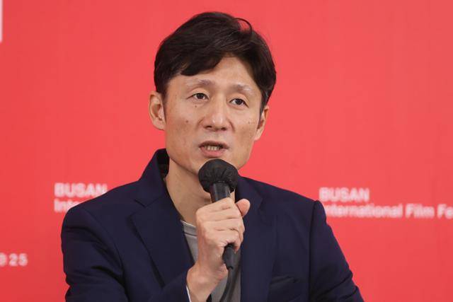 이상일 감독이 21일 부산 해운대구 우동 영화의전당에서 열린 제30회 부산국제영화제 갈라프레젠테이션 '국보' 기자회견에서 인사말을 하고 있다. 연합뉴스