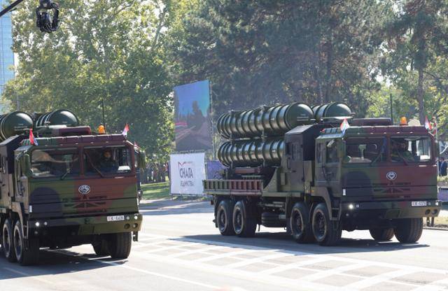 세르비아의 FK-3 대공 미사일 시스템이 20일 베오그라드에서 열린 열병식에서 전개되고 있다. 베오그라드=로이터 연합뉴스