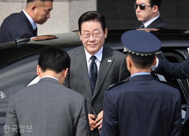 이재명 대통령이 22일 미국 뉴욕에서 열리는 제80차 유엔총회 고위급 회기 참석을 위해 경기도 성남 서울공항에 도착해 차량에서 내리고 있다. 성남=왕태석 선임기자