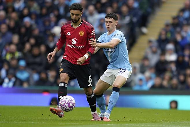 <yonhap photo-0256="">2025~26시즌 프리미어리그 맨체스터 시티와 맨체스터 유나이티드의 경기 장면.&nbsp; AP=연합뉴스</yonhap>