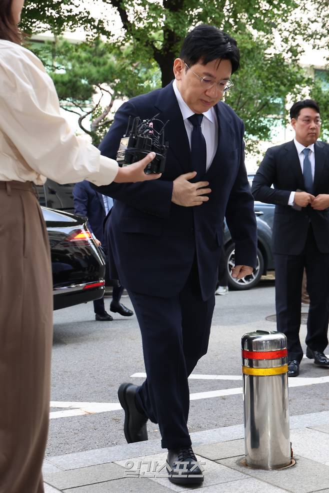 자본시장법상 부정거래행위 금지 위반 혐의를 받는 하이브(HYBE) 방시혁 의장이 15일 오전 서울경찰청 금융범죄수사대에 출석했다. 서병수 기자 qudtn@edaily.co.kr /2025.09.15/