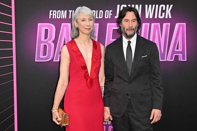 알렉산드라 그랜트, 키아누 리브스 (사진=연합뉴스, 로이터)