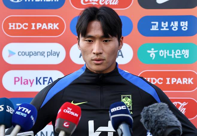 <yonhap photo-1524=""> 인터뷰하는 정상빈 (뉴욕=연합뉴스) 윤동진 기자 = 2일(현지시간) 미국 뉴욕주 아이칸 스타디움에서 대한민국 축구대표 정상빈이 인터뷰를 하고 있다. 2025.9.3 mon@yna.co.kr/2025-09-03 06:41:43/ <저작권자 ⓒ 1980-2025 ㈜연합뉴스. 무단 전재 재배포 금지, AI 학습 및 활용 금지></yonhap>