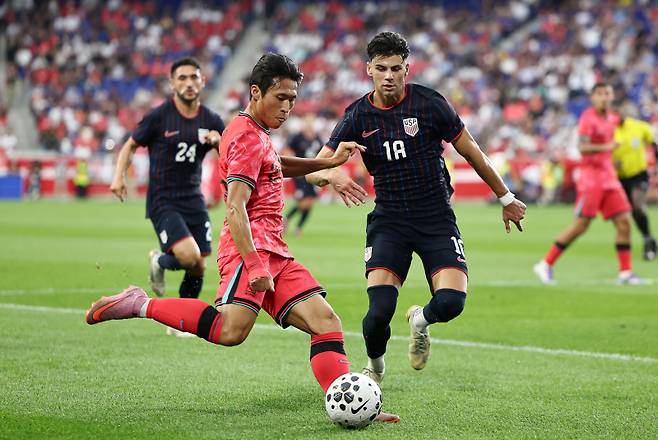 <yonhap photo-3453=""> 돌파하는 정상빈 (해리슨[미국 뉴저지주]=연합뉴스) 윤동진 기자 = 6일(현지시간) 미국 뉴저지주 해리슨 스포츠일러스트레이티드 스타디움에서 열린 한국 대 미국 친선경기에서 정상빈이 돌파를 하고 있다. 2025.9.7 mon@yna.co.kr/2025-09-07 11:24:49/ <저작권자 ⓒ 1980-2025 ㈜연합뉴스. 무단 전재 재배포 금지, AI 학습 및 활용 금지></yonhap>