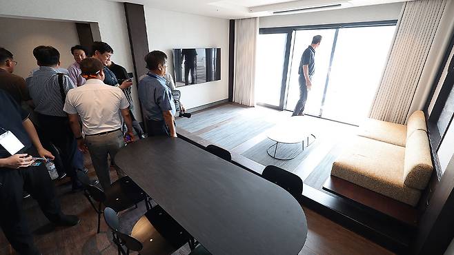 경주시 소노캄 경주 리모델링 공사 현장에서 언론인 초청 APEC 현장 준비상황 설명회가 열린 가운데, 언론 관계자들이 리모델링 중인 숙소를 살펴보고 있다.