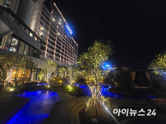 소노캄 경주 웰니스 풀앤스파 실외 풀장 야경. [사진=소노인터내셔널]