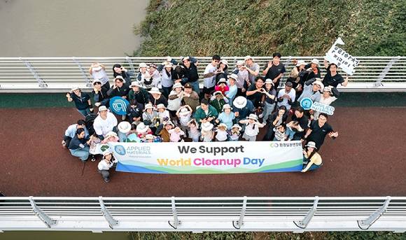 지난 20일 어플라이드 머티어리얼즈 코리아 임직원과 그 가족 자원봉사단이 경기 화성시 동탄 신리천 일대에서 플로깅을 마치고 기념사진을 찍고 있다. [사진=어플라이드 머티어리얼즈 코리아]