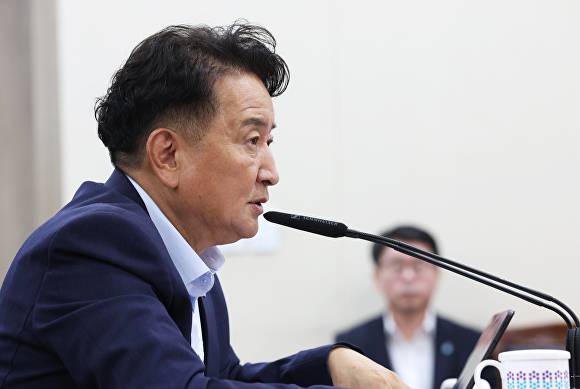 김영환 충북지사가 22일 도청 본관에서 주재한 확대간부회의에서 발언하고 있다. [사진=충북도]