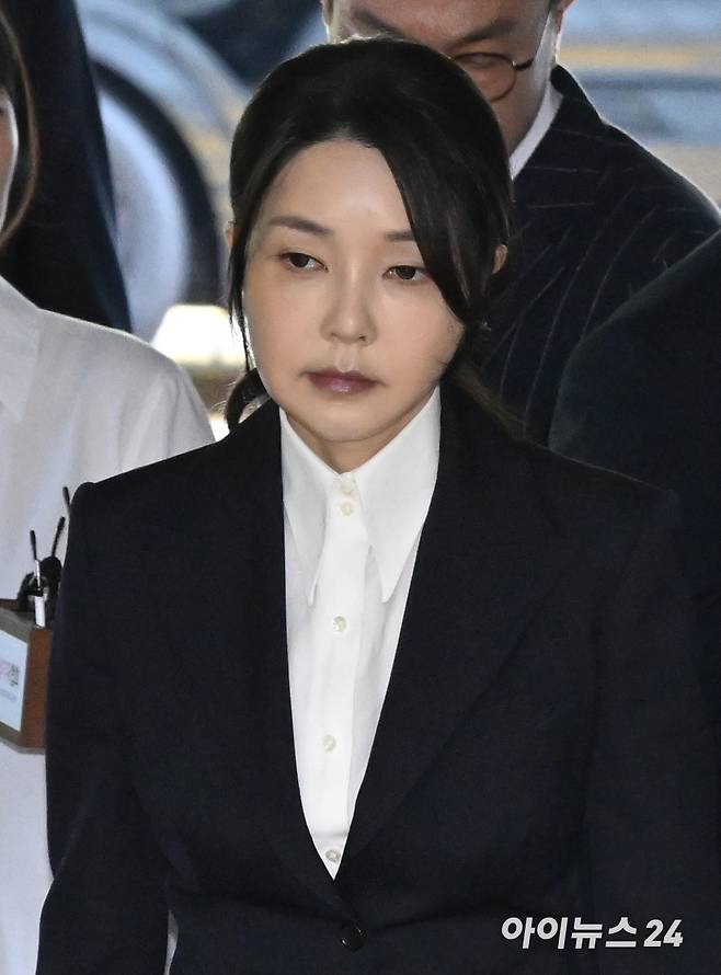 자본시장과 금융투자업에 관한 법률 위반, 정치자금법 위반, 특정범죄 가중처벌 등에 관한 법률 위반(알선수재) 등의 혐의를 받는 윤석열 전 대통령 부인 김건희 씨가 12일 오전 서울 서초구 서울중앙지법에서 열린 구속 전 피의자 심문(영장실질심사)에 출석하고 있다. [사진=사진공동취재단]