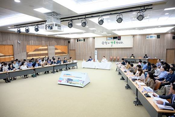 22일 전남 순천시에서 진행된 2025 주요 업무 보고회에서 관계자들이 논의를 하고 있다. [사진=순천시]