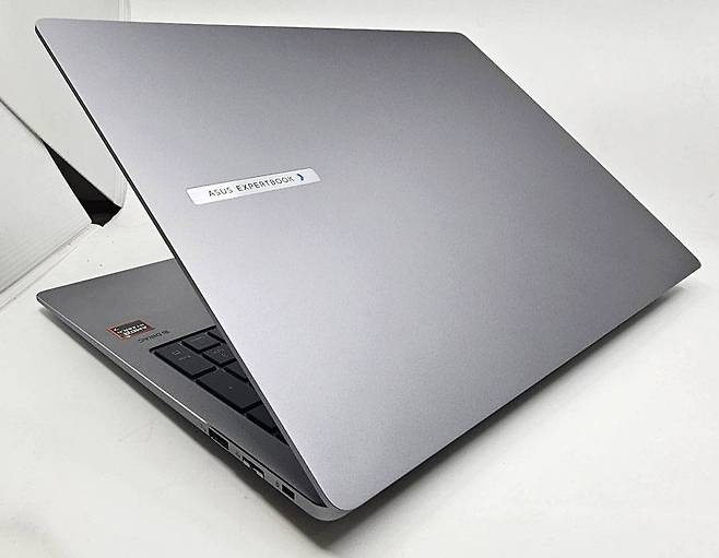 알루미늄 재질을 적극 적용한 덕분에 저렴한 느낌이 들지 않는다 / 출처=IT동아