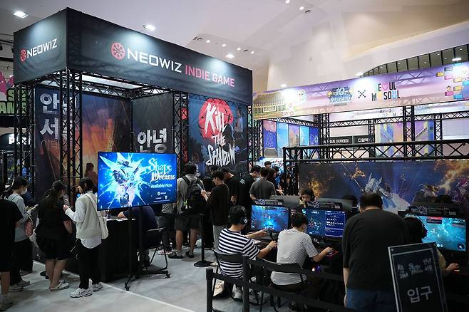 관람객이 전시된 게임을 즐기는 모습 / 출처=IT동아