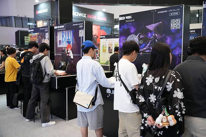 서울 소재 중소 게임개발사 26개를 모아놓은 인디 게임사 전용관에서 관람객이 게임을 즐기는 모습 / 출처=IT동아