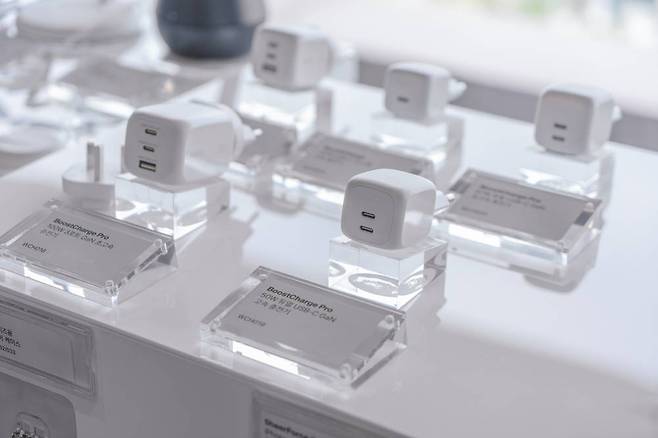 좌측 3 포트가 벨킨 부스트차지 프로 100W GaN 초고속 충전기, 중앙의 2 포트가 Z-차저 67W 듀얼포트 GaN 초고속 충전기다 / 출처=IT동아