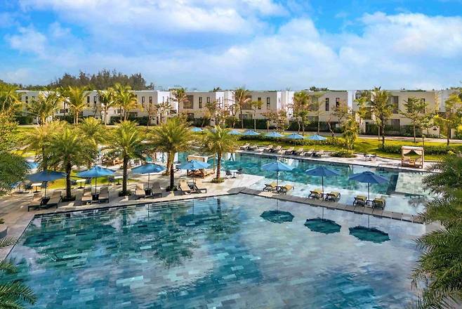 윈덤 호이안 로얄 비치프론트 리조트 & 빌라의 야외 수영장. (호텔스닷컴 제공)