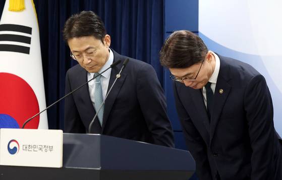 류제명 과학기술정보통신부 제2차관(오른쪽)과 권대영 금융위원회 부위원장이 19일 오전 서울 종로구 정부서울청사에서 열린 해킹 대응을 위한 과기정통부-금융위 합동 브리핑에 앞서 인사하고 있다.  이날 브리핑에는 해킹 사고가 발생한 KT 관계자와 롯데카드 관계자 등이 참석했다. [뉴시스]