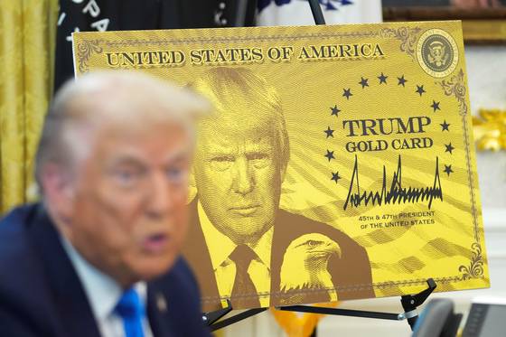 도널드 트럼프 대통령은 19일 백악관에서 개인은 100만 달러(약 14억원), 기업은 200만 달러(약 28억원)를 납부하면 영주권을 부여하는 ‘골드카드’ 프로그램과 관련된 행정명령에도 서명했다. 트럼프 대통령 옆에 골드카드 포스터가 전시돼 있다. [로이터=연합뉴스]