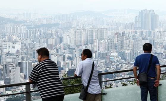 서울 남산타워에서 바라본 아파트 단지 모습. 뉴스1