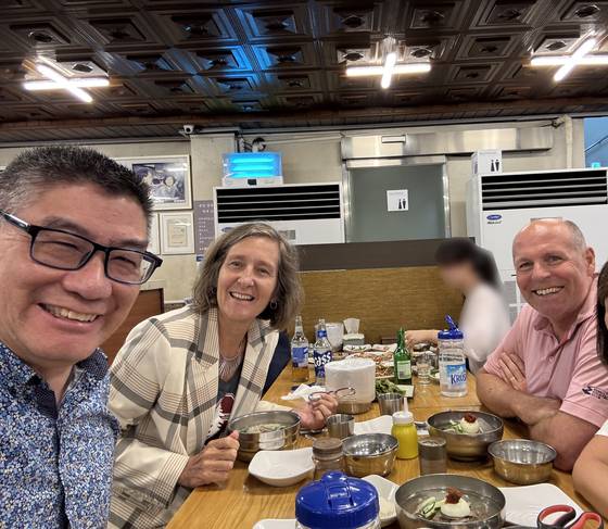 지난 9일 서울에서 애나 렘키 미국 스탠퍼드대 교수가 한국인 지인과 함께 사진을 찍었다. 남편(가장 오른쪽)이 1991~92년 부산에서 영어 강사로 활동하면서 한국과 인연이 깊다고 했다. 애나 렘키 제공