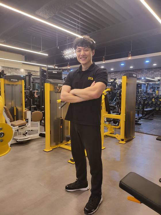 2025년 9월 현재 광주광역시 북구 양산동에서 운영 중인 피트니스센터 1호점에서 포즈를 취한 이수열씨.