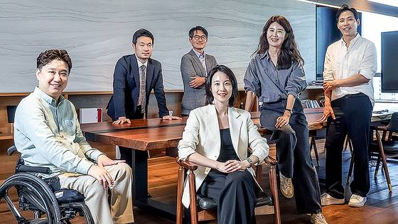 지난 11일 서울 강남구 한화생명 드림플러스 라운지에서 혁신 기업인 6인이 중앙일보와 인터뷰하고 있다. 왼쪽부터 시계 방향으로 최홍국 올곧 총괄대표, 백중진 탈렌트엘엔지 대표, 박희덕 트랜스링크인베스트먼트 대표, 김형우 트래블월렛 대표, 윤소연 아파트멘터리 공동대표, 이혜민 핀다 공동대표. 김성룡 기자