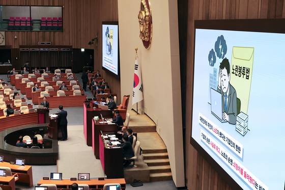 김민석 국무총리가 지난 17일 국회에서 진행된 경제분야 대정부질문에서 노란봉투법 관련 질의에 답변하고 있다. 연합뉴스