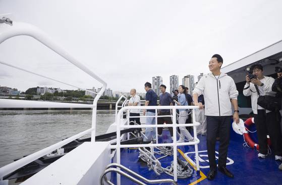 오세훈 서울시장이 18일 오전 서울 여의도 한강시민공원 한강버스 정류장에서 탑승해 한강버스를 타고 한강을 바라보고 있다. 뉴스1