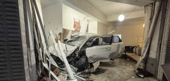 ▲ 지난 21일 오후 8시 18분쯤 춘천시 효자동에서 SUV 한 대가 음식점으로 돌진했다. 강원소방본부 제공