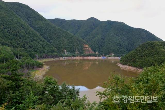 ▲ 소방·군 등의 운반 급수와 최근 내린 장대비로 강릉 오봉저수지의 저수율이 55%까지 올라, 최악 가뭄 해갈에 대한 지역사회의 기대가 크다. 황선우 기자