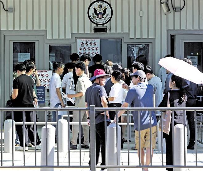 < 비자 신청 ‘장사진’ > 미국 비자 발급 신청자들이 서울 세종로 주한미국대사관 앞에서 줄을 서 있다. 미국 정부는 지난 19일 전문직(H-1B) 비자 수수료를 1000달러에서 10만달러로 인상했다.  임형택 기자