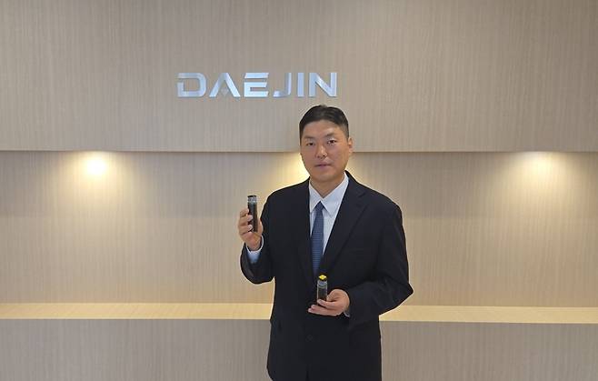 유성준 대진첨단소재 대표가 18일 서울 송파구 방이동 본사에서 회사가 개발한 CNT 파우더(가루)에 대해 설명하고 있다. 은정진 기자