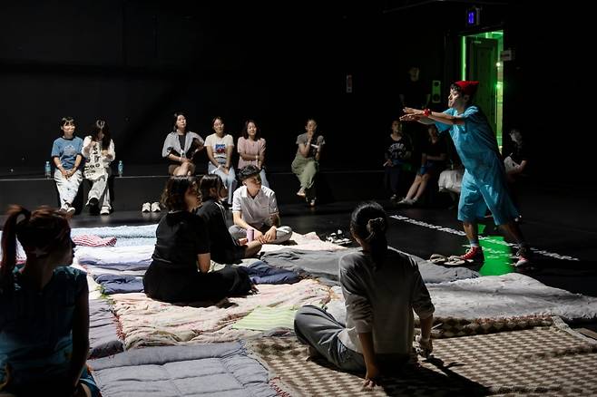 국립극단 청소년극 '섬X희곡X집'의 한 장면./사진=국립극단