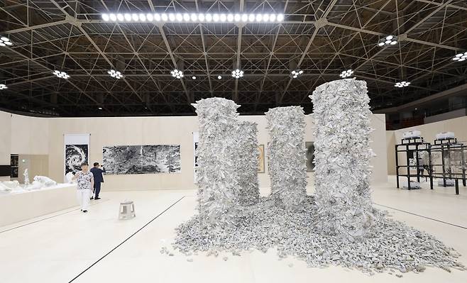 전남국제수묵비엔날레가 열리고 있는 목포 실내체육관 전경. /뉴스1