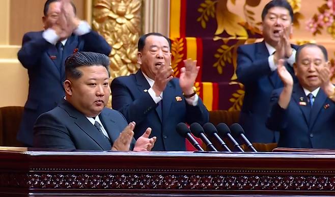 “비핵화 집념 버려라” 김정은 북한 국무위원장이 지난 21일 최고인민회의에서 조선반도와 주변의 정세 추이를 엄정히 분석하며 공화국 정부의 원칙적인 대미·대한 입장을 천명했다고 조선중앙TV가 22일 보도했다. 연합뉴스