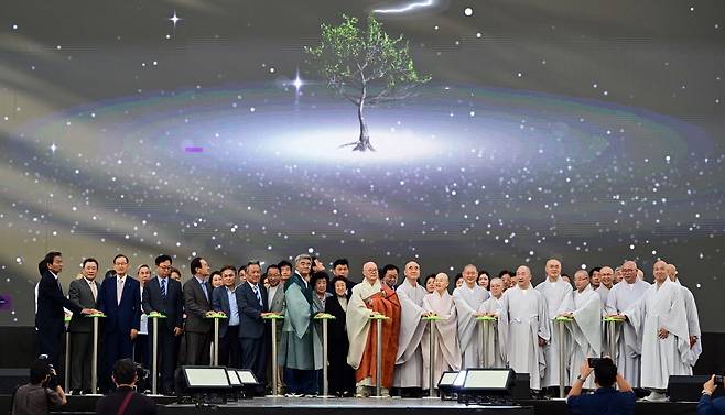 Jung Won-ju, president of the Lay Buddhist Association of the Jogye Order of Korean Buddhism and chairman of Daewoo E&C and Herald Media Group (center left), the Ven. Jinwoo, president of the Jogye Order (center right), and other attendees pose for a picture during the Happy Barami Seon Meditation Festa held at Gwanghwamun Square on Saturday in celebration of the 70th anniversary of the Lay Buddhist Association of the Jogye Order of Korean Buddhism. (Lee Sang-sub/The Korea Herald)