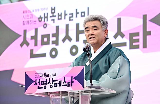 Jung Won-ju, president of the Lay Buddhist Association of the Jogye Order of Korean Buddhism and chairman of Daewoo E&C and Herald Media Group, delivers an opening speech at the Happy Barami Seon Meditation Festa on Saturday. (Lee Sang-sub/The Korea Herald)
