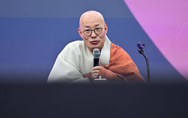 The Ven. Jinwoo, president of the Jogye Order, speaks at the Happy Barami Seon Meditation Festa on Saturday. (Lee Sang-sub/The Korea Herald)