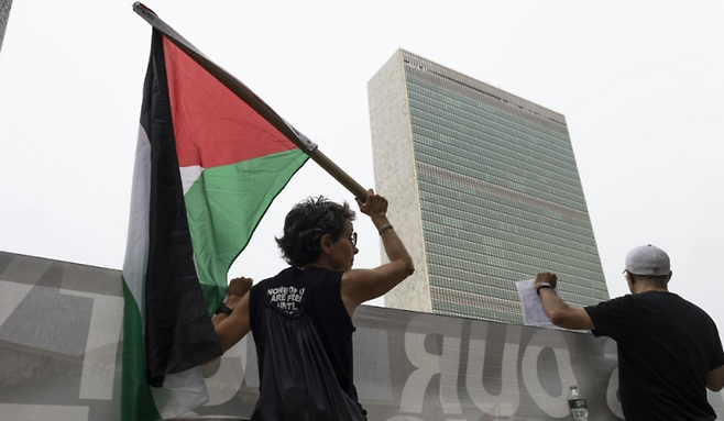 지난달 5일(현지시간) 가자 전쟁에 대한 안전보장이사회 회의가 열리는 미국 뉴욕의 유엔 본부 앞에서 시위대가 팔레스타인 깃발을 들고 집회를 열고 있다. EPA연합뉴스&nbsp;