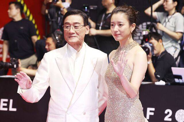 30회 부산국제영화제(BIFF) 경쟁 부문 심사위원으로 위촉된 홍콩 배우 량자후이(양가휘·왼쪽)와 한국 배우 한효주가 지난 17일 부산 해운대구 영화의전당에서 열린 개막식 레드카펫에서 나란히 손 흔들어 인사하고 있다. 연합뉴스