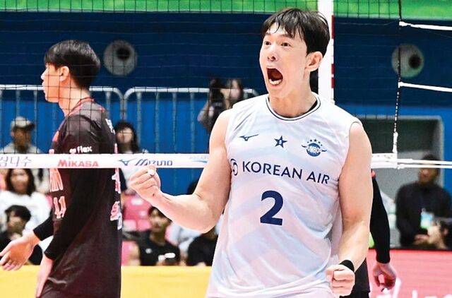 한선수(대한항공)가 20일 전남 여수 진남체육관에서 열린 2025 여수·NH농협컵 프로배구대회 남자부 결승에서 OK저축은행을 이긴 뒤 환호하고 있다. 한국배구연맹 제공