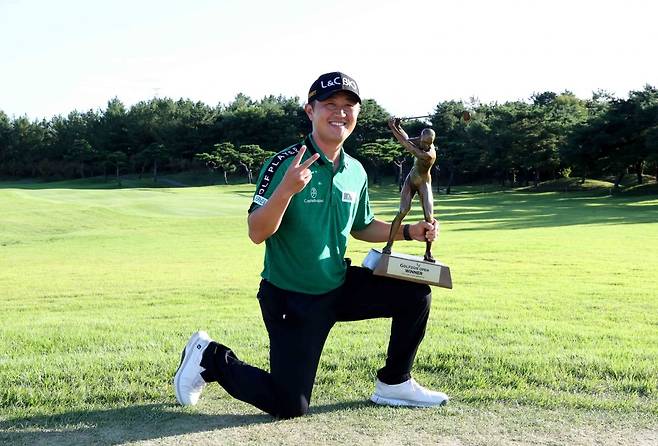21일 경북 구미시 골프존카운티 선산에서 열린 KPGA투어 골프존오픈에서 통산 2승째를 거둔 박성국이 트로피를 안고 포즈를 취하고 있다. KPGA